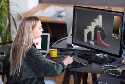 رندر فارمها از CPU یا از GPU استفاده میکنند؟ 3 young-woman-working-animation-studio_23-2149208039